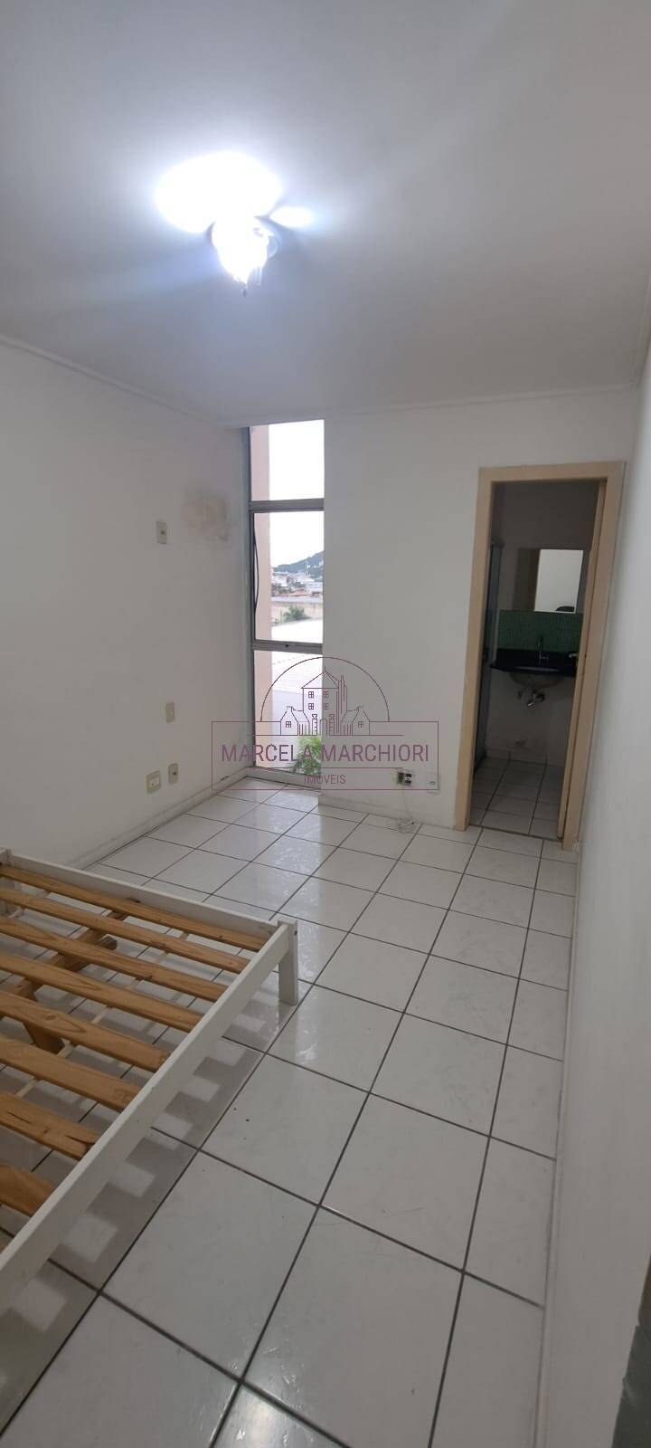 Apartamento 2/4 com suíte em itapuã em frente ao supermercado Perim próximo