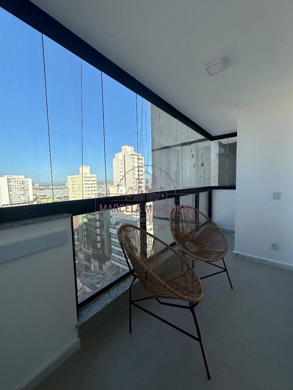 Seu Paraíso à Beira-Mar: Apartamento Porteira Fechada